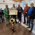 „Rote Rosen“ für das Weinfestkomitee Sand am Main:500 Euro für die inklusive Blaskapelle Werkstatt für behinderte Menschen Augsfeld