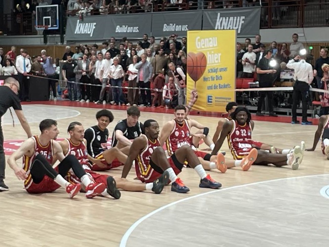 Knapper Heimsieg gegen Alba Berlin: Der Saisonstart der Fitness First Würzburg Baskets bleibt perfekt