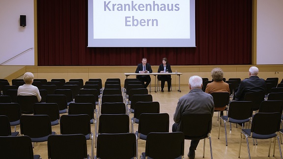 Leere Stuhlreihen folgen auf leere Versprechen: Ebern verliert sein Krankenhaus