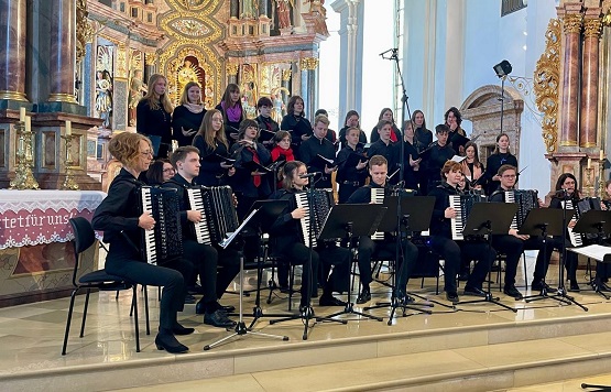 Ensemble Akkordeonissimo, Jugendchor „die junge ars“ und Kinderchor Ars Antiqua machen in der St. Laurentius-Kirche gemeinsame Sache