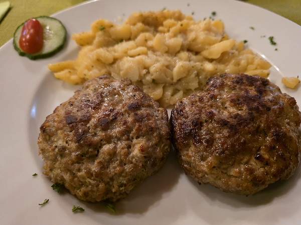 Fahr mal hin und kehr mal ein: Fleischküchli mit Kartoffelsalat im Alban-Park