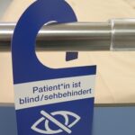 Neue Bettanhänger erleichtern den Umgang mit seh- und hörbeeinträchtigten PatientInnen