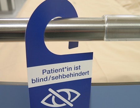 Neue Bettanhänger erleichtern den Umgang mit seh- und hörbeeinträchtigten PatientInnen