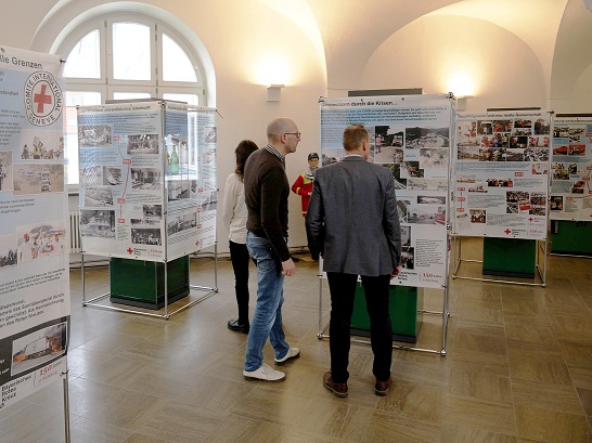 150 Jahre Rotes Kreuz in Würzburg: Ausstellung im Landratsamt erinnert an bewegte Geschichte und gelebte Menschlichkeit