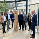 „Skulpturen – Der Mensch im Blick“: Ausstellung der Berufsfachschule der Holzbildbauer im Landratsamt eröffnet