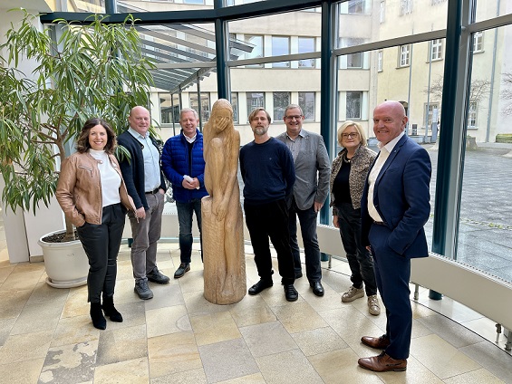 „Skulpturen – Der Mensch im Blick“: Ausstellung der Berufsfachschule der Holzbildbauer im Landratsamt eröffnet