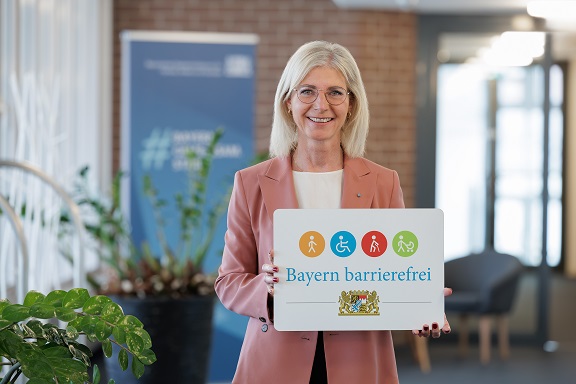 „Barrierefreiheit ist kein Luxus“: Sozialministerin Ulrike Scharf zieht positive Bilanz nach 10 Jahren „Bayern barrierefrei“