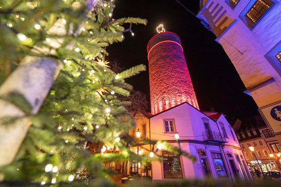 Zum Black Friday am 28. November wird Kitzingens rote Adventskerze entzündet