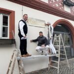 Zentrales Bauwerk der Gemeinde: Neue Beschriftung für das Rathaus Grafenrheinfeld