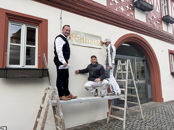 Zentrales Bauwerk der Gemeinde: Neue Beschriftung für das Rathaus Grafenrheinfeld