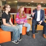 Zwei Spitzenpreise für die Schülerzeitung „Mammut“ des Gymnasiums Veitshöchheim: Landrat Thomas Eberth gratuliert zum doppelten Erfolg