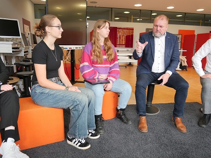 Zwei Spitzenpreise für die Schülerzeitung „Mammut“ des Gymnasiums Veitshöchheim: Landrat Thomas Eberth gratuliert zum doppelten Erfolg