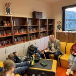 Bundesweiter Vorlesetag: Landrat Thomas Eberth liest für die Kinder der Grundschule Ochsenfurt