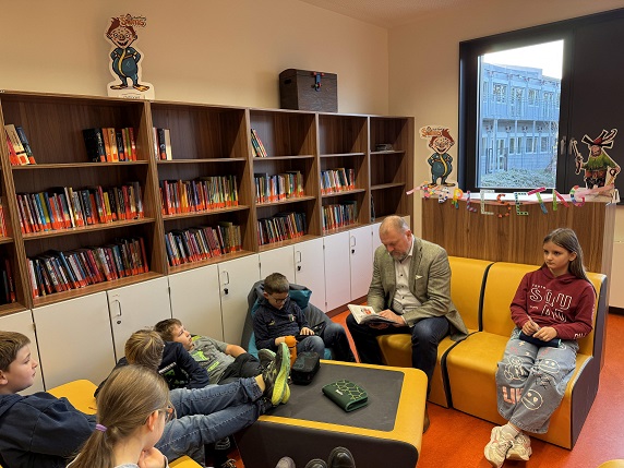 Bundesweiter Vorlesetag: Landrat Thomas Eberth liest für die Kinder der Grundschule Ochsenfurt