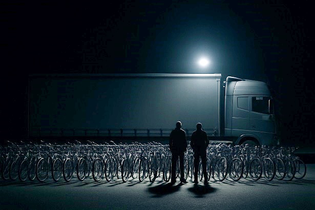 Beuteschaden im sechsstelligen Bereich: Unbekannte entwenden 49 Fahrräder aus einem Lkw
