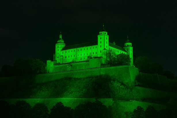 Auch Würzburg ist dabei und zeigt am Sonntag eine grüne Festung als Zeichen gegen die Todesstrafe