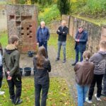 Geschichte (be)greifen: SchülerInnen des Oberstufen-Leistungsfaches Geschichte am Frobenius-Gymnasium in Hammelburg reinigten das Ehrenmahl in Pfaffenhausen