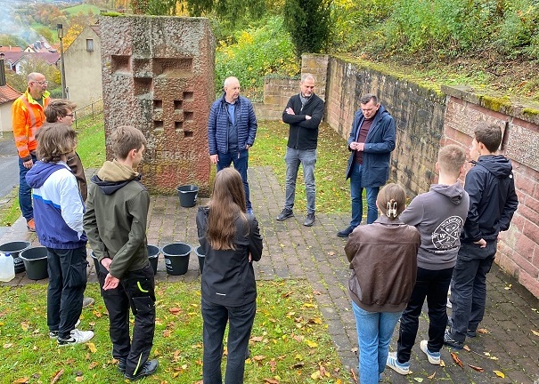 Geschichte (be)greifen: SchülerInnen des Oberstufen-Leistungsfaches Geschichte am Frobenius-Gymnasium in Hammelburg reinigten das Ehrenmahl in Pfaffenhausen