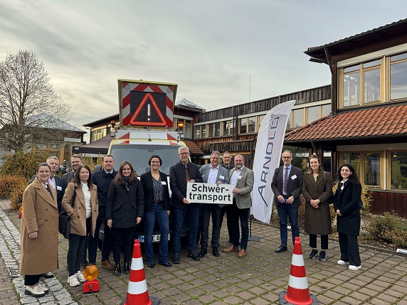 Familienunternehmen mit globalem Erfolg: Landrat Thomas Eberth besucht die Firma Arnold in Rimpar