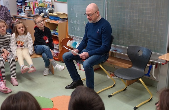 Frank Firsching las Jolinchen-Geschichten: Die AOK Schweinfurt unterstützt bundesweiten Vorlesetag für Kinder