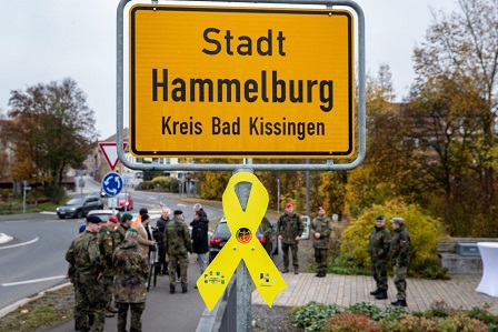 Gelbe Schleifen als sichtbares Zeichen der Verbundenheit zwischen der Stadt Hammelburg und der Bundeswehr
