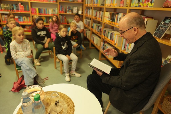 Vorlesetag in der öffentlichen katholischen Bücherei Greßthal: Bischof Dr. Franz Jung und das kleine Gespenst