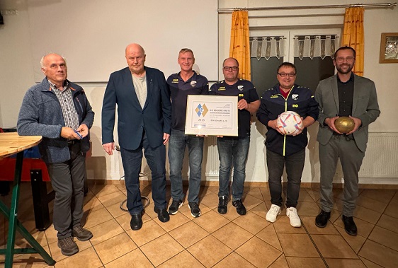 „Gütesiegel“ für Vereinsarbeit: Goldene Raute des Bayerischen Fußball-Verbands für die DJK Ginolfs