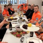 Schmackhafte Tradition: Landrat Thomas Eberth dankt „Strassern“ beim jährlichen Hasenpfefferessen am Kreisbauhof in Giebelstadt