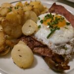 Essen wie Gott in Franken: Leberkäs´ mit Spiegelei und Bratkaroffeln zum Bockbier