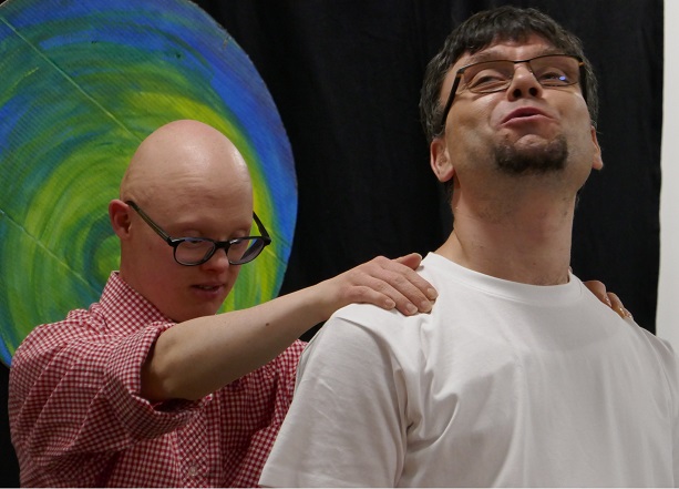 „Alles ganz normal!“: Theatergruppe „Hut Ab!“ der Offenen Behindertenarbeit der Diakonie bringt neues Stück auf die Bühne