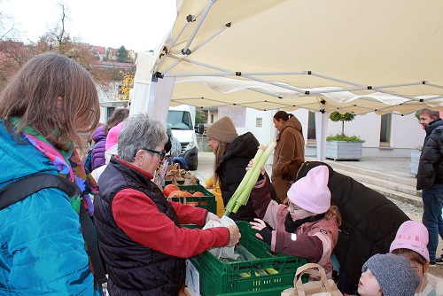 Wochenmarkt gibt Möglichkeit zur Teilhabe und Inklusion: Schonunger Schule am Bach mit „KidsMarktstand“ vor dem Rathaus