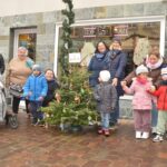 Kinder der St. Nikolaus-Schule schmückten den Christbaum bei „Stoffträume“ in Marktheidenfeld
