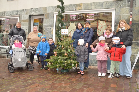 Kinder der St. Nikolaus-Schule schmückten den Christbaum bei „Stoffträume“ in Marktheidenfeld