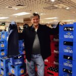 Ein Kasten Bier für jede gekaufte Hose: Warum das Modezentrum Mützel derzeit ein klein bisschen an einen Getränkemarkt erinnert