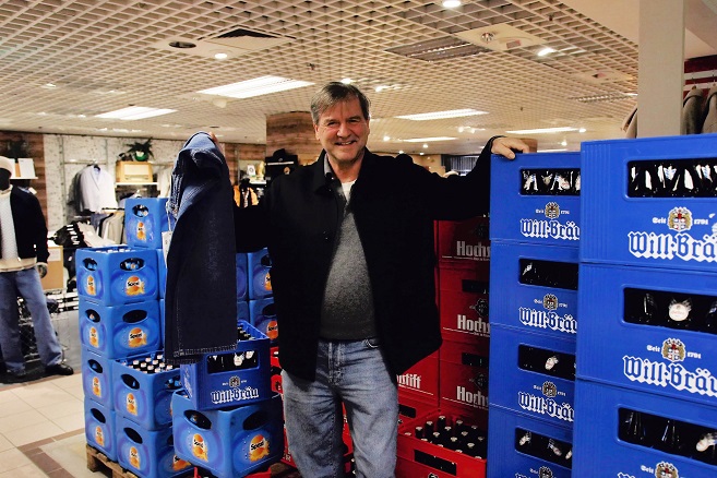 Ein Kasten Bier für jede gekaufte Hose: Warum das Modezentrum Mützel derzeit ein klein bisschen an einen Getränkemarkt erinnert