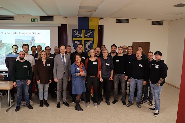 Umwelt schützen: Der Landschaftspflegeverband tauschte sich mit Gemeinden zum Thema naturverträgliche Bach- und Grabenpflege aus