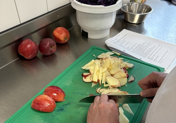 Kulinarischer Heimatkundeunterricht: Heinrich-Thein-Schule unterstützt tatkräftig die Erstellung des regionalen Rezeptbuches