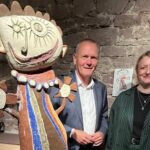 Lena Bils erläutert im Franck-Haus ihre Ausstellung: Die Künstlerin stammt aus Marktheidenfeld und zeigt Fotografien und Zeichnungen