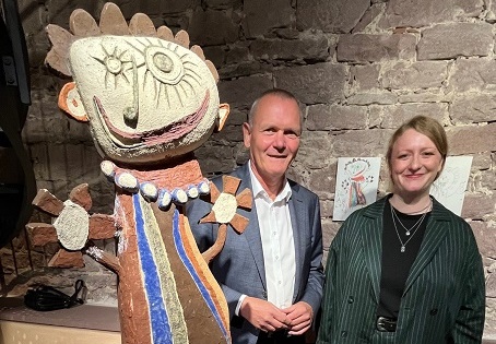 Lena Bils erläutert im Franck-Haus ihre Ausstellung: Die Künstlerin stammt aus Marktheidenfeld und zeigt Fotografien und Zeichnungen