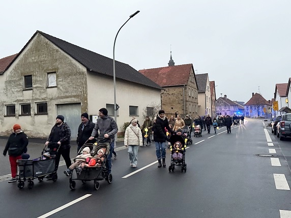 Der St.-Martins-Umzug brachte Dürrfeld zum Leuchten