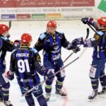 Hurra, nach dem späten Kantersieg in Buchloe sind die Mighty Dogs neuer Spitzenreiter