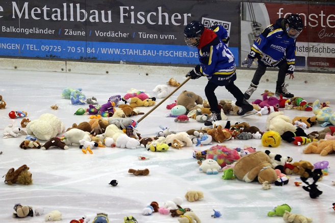 Teddybären-Kehren und Zheltakov-Zauber: Das sind die besten Fotos von Sieg der Mighty Dogs gegen Miesbach