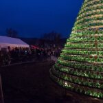 Nordheim am Main im Winter: Fackeln, Feuertonnen, Fenster, Glühwein, ein Bocksbeutelbaum und die Weihnachtsstraße