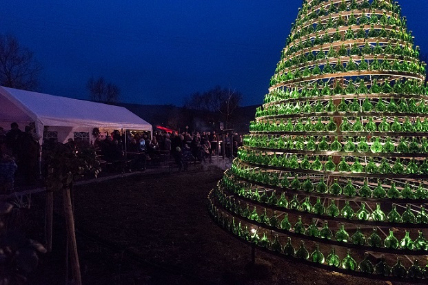 Nordheim am Main im Winter: Fackeln, Feuertonnen, Fenster, Glühwein, ein Bocksbeutelbaum und die Weihnachtsstraße