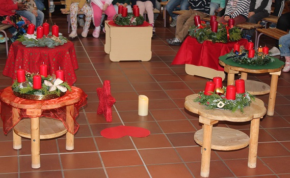 „Ein Stern führt uns zum Licht“: Wo Tannenduft, Kinderstimmen und Segen den Advent eröffnen…