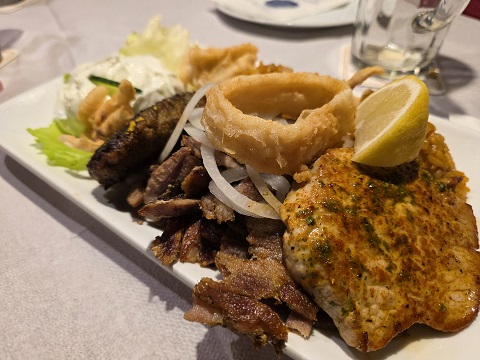 Essen wie Gott auf Rhodos: Die Reiterschänke in Schweinfurt mit viel Fleisch und Salat