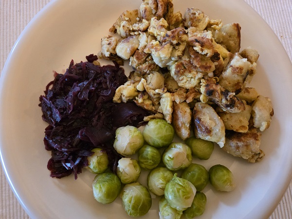 Bleib´ zuhaus´ und ess´ daheim: Rosenkohl, Rotkraut und geschnippelte Knödel