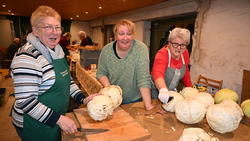 Zwei Zentner in vier Stunden durch elf Fleißige: Karin Birkner lud zur Sauerkrautproduktion
