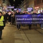 „Wir sind verantwortlich, hier und jetzt!“: Schweigemarsch durch die Würzburger Innenstadt erinnert an jüdische Opfer der Deportationen durch die Nationalsozialisten vor 84 Jahren