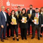 Zeugnisübergabe bei der Sparkasse Schweinfurt-Haßberge: Erfolgreiche Absolventinnen und Absolventen geehrt